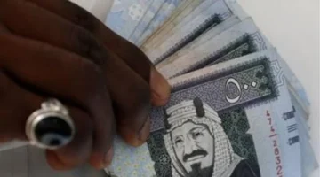 تقلبات سعر الريال السعودي.. كيف تأثرت أسعار الصرف بزيادة الطلب على العملة؟